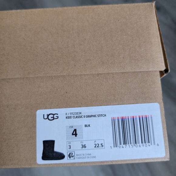 UGG Kids Classic II Graphic Stitch Short Boot - Picture 10 of 10